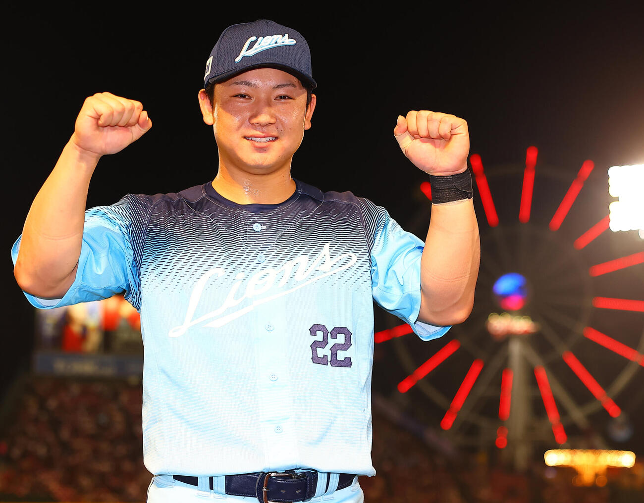 楽天対西武　ヒーローインタビューを終えガッツポーズで喜ぶ西武古賀悠斗（撮影・野上伸悟）