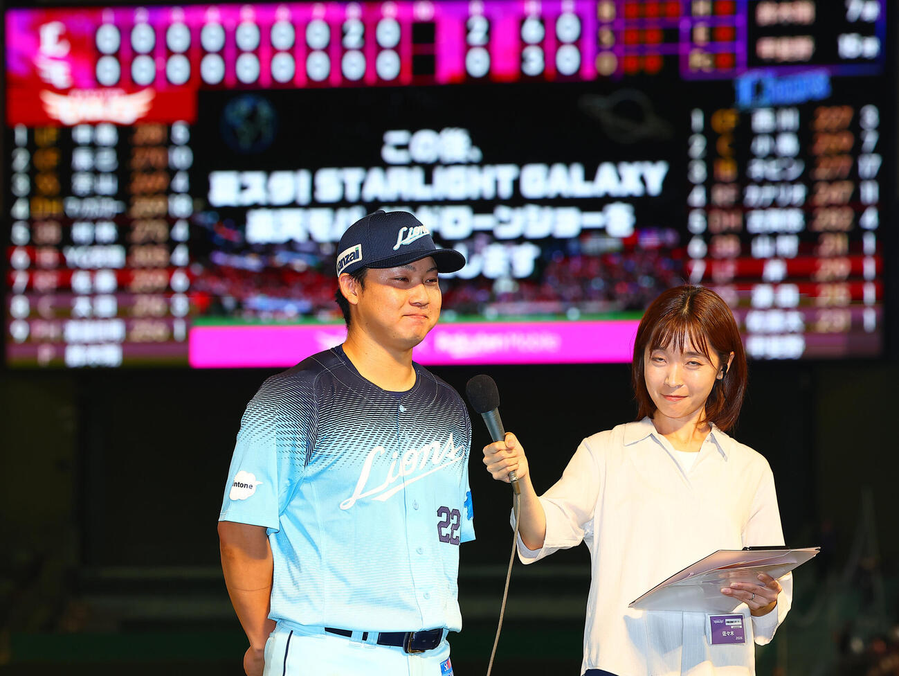 楽天対西武　ヒーローインタビューを受ける西武古賀悠斗（撮影・野上伸悟）