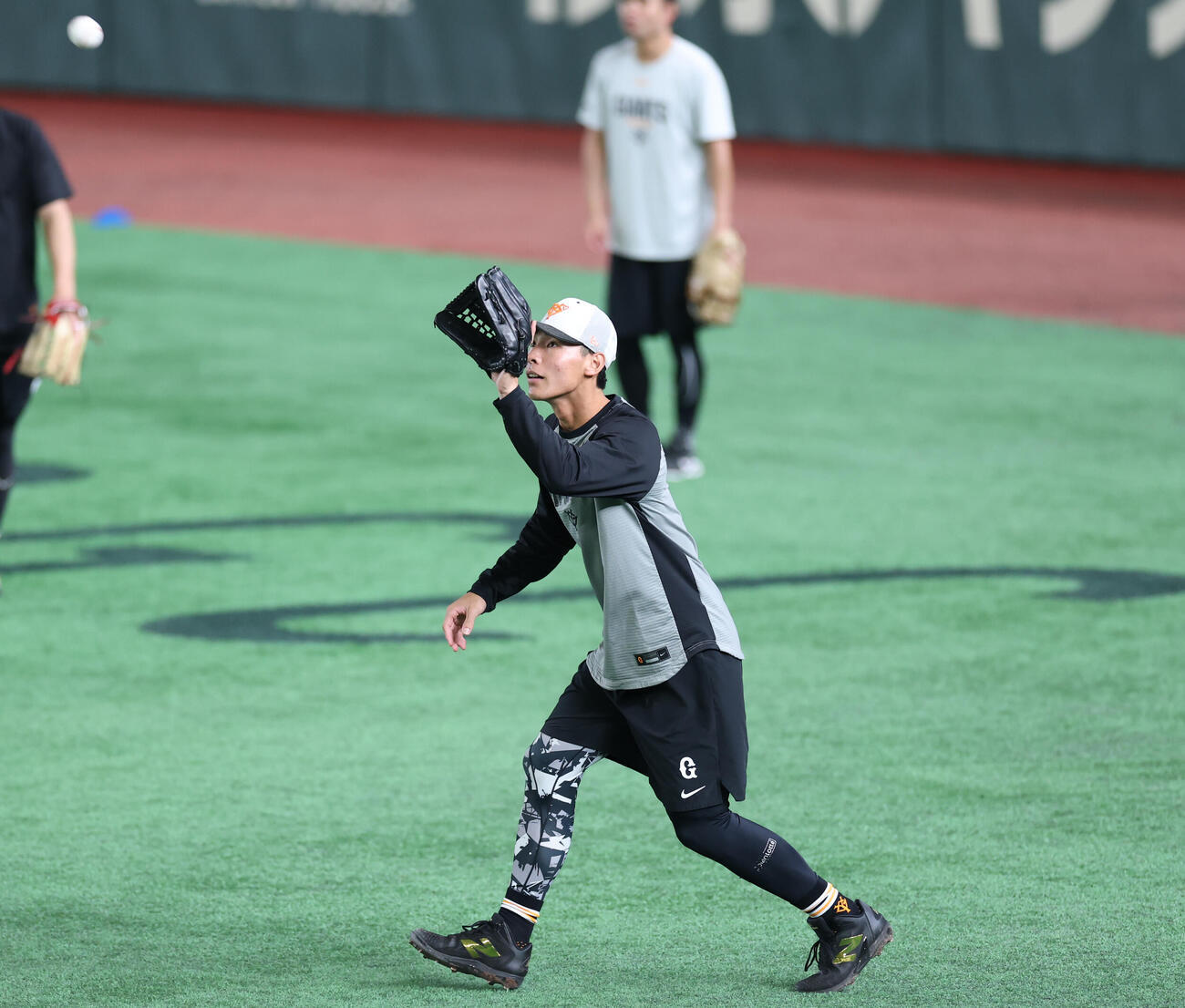 巨人対広島　ノックを受ける巨人平山功太（撮影・増田悦実）