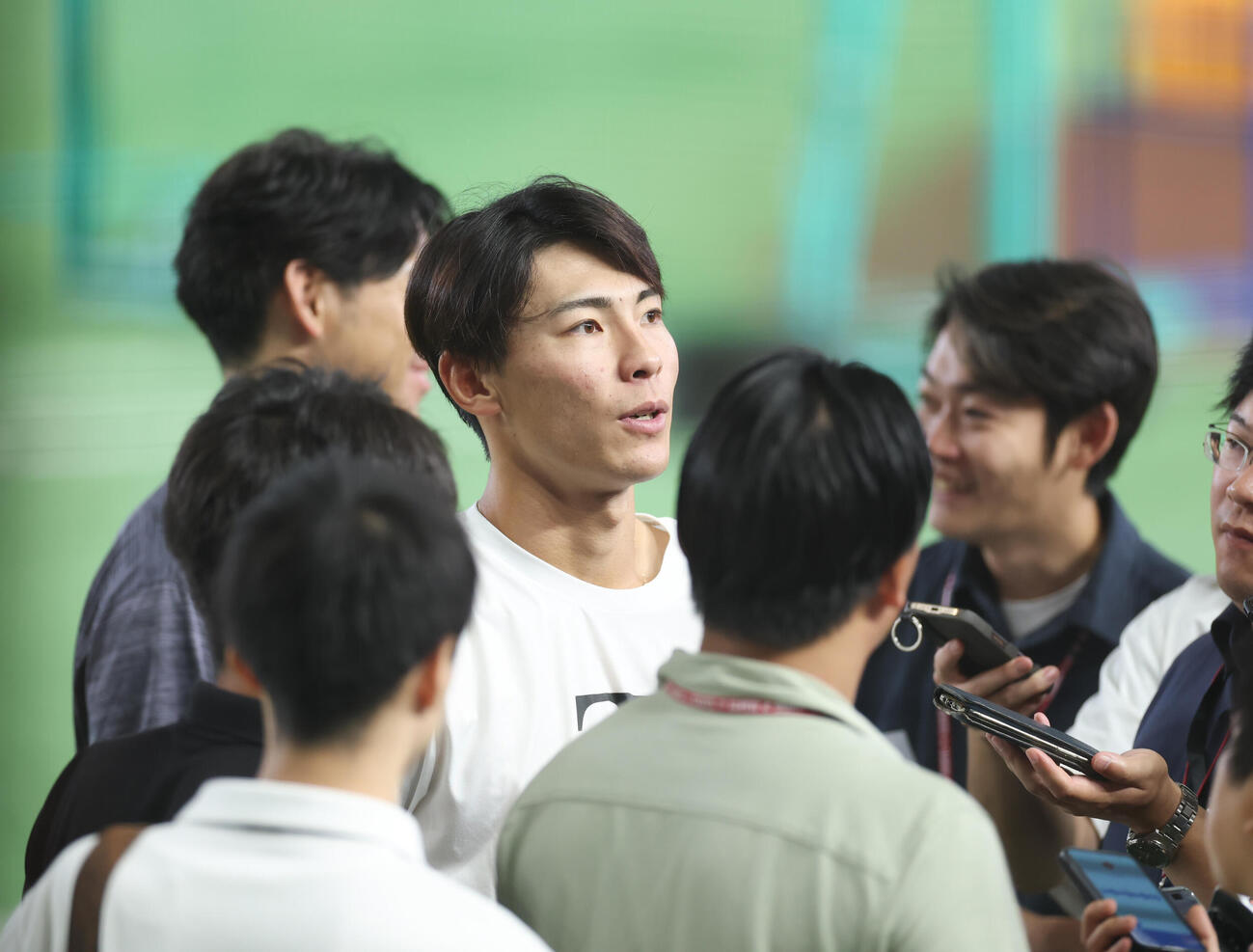 1軍に合流し囲み取材を受ける巨人平山功太（撮影・増田悦実）