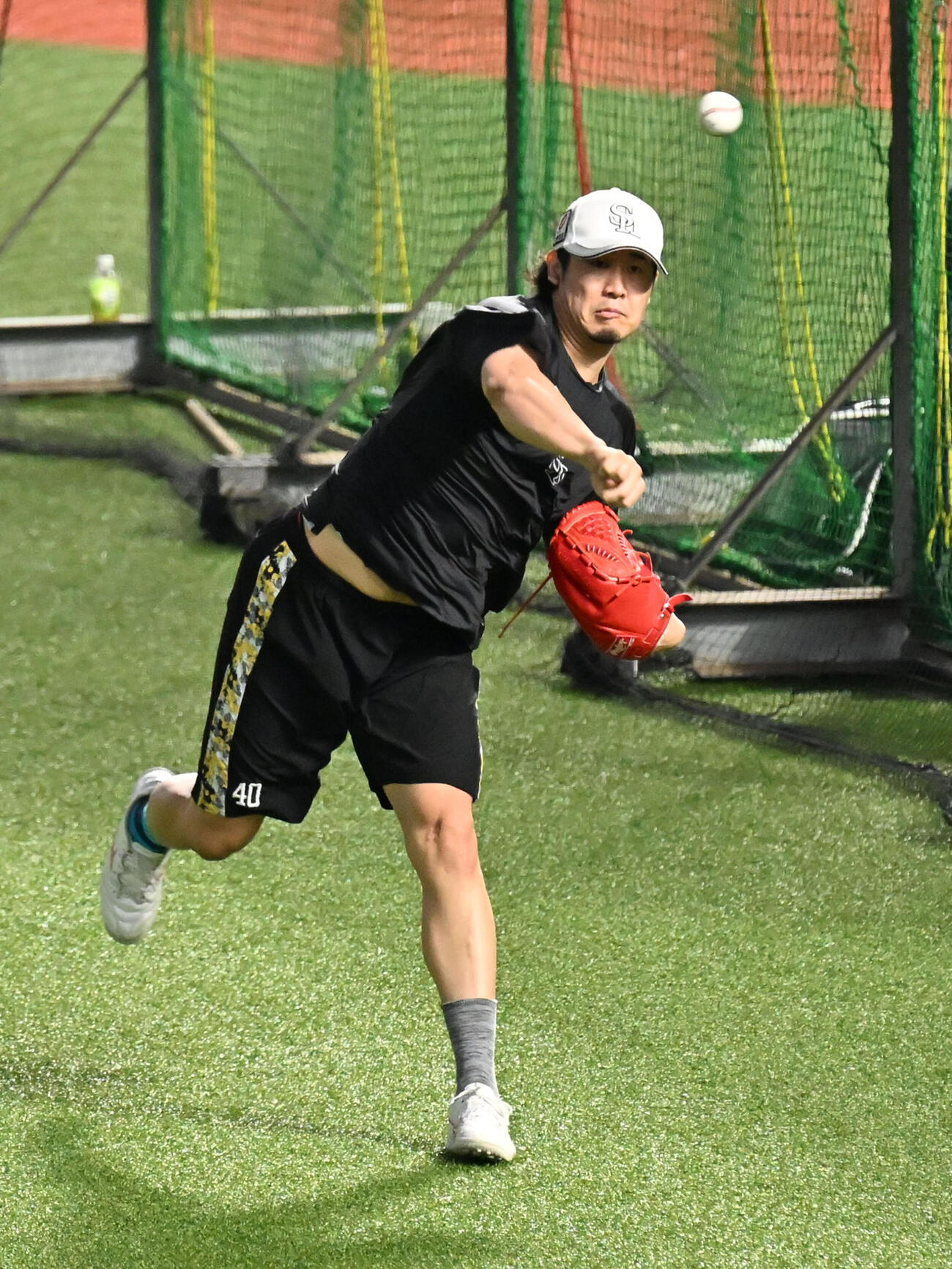 ソフトバンク対オリックス　試合前、調整を行うソフトバンク杉山一樹（撮影・林敢治）