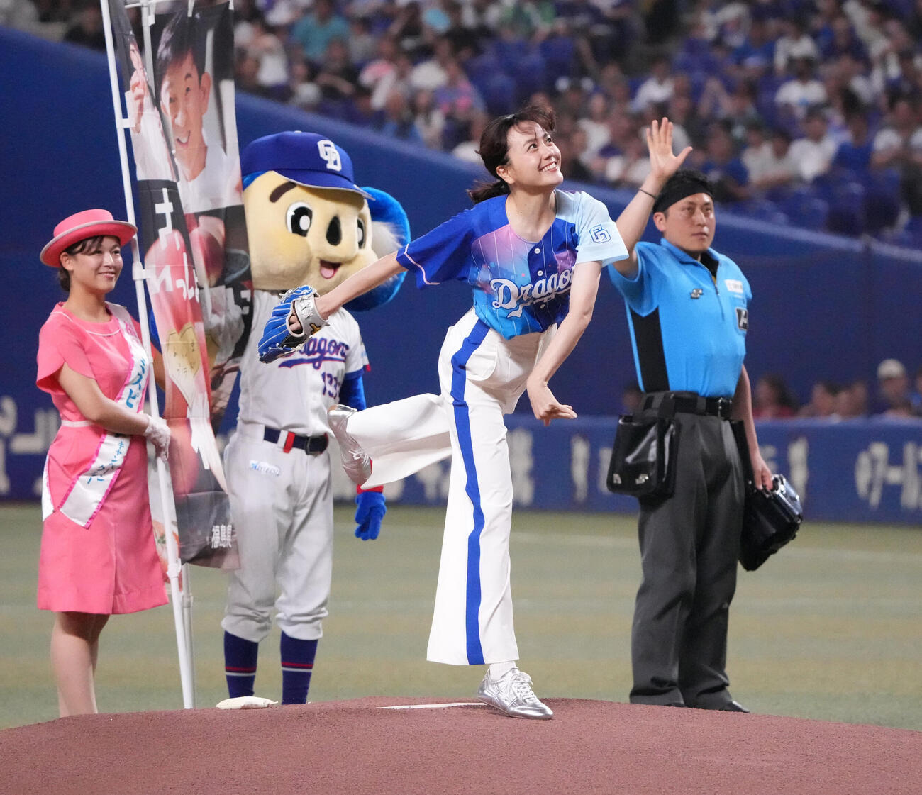 中日対ヤクルト　始球式を行う松井愛莉（撮影・森本幸一）