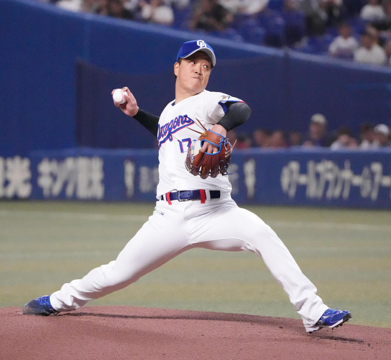 中日対ヤクルト　1回表、登板する中日先発の柳裕也（撮影・森本幸一）