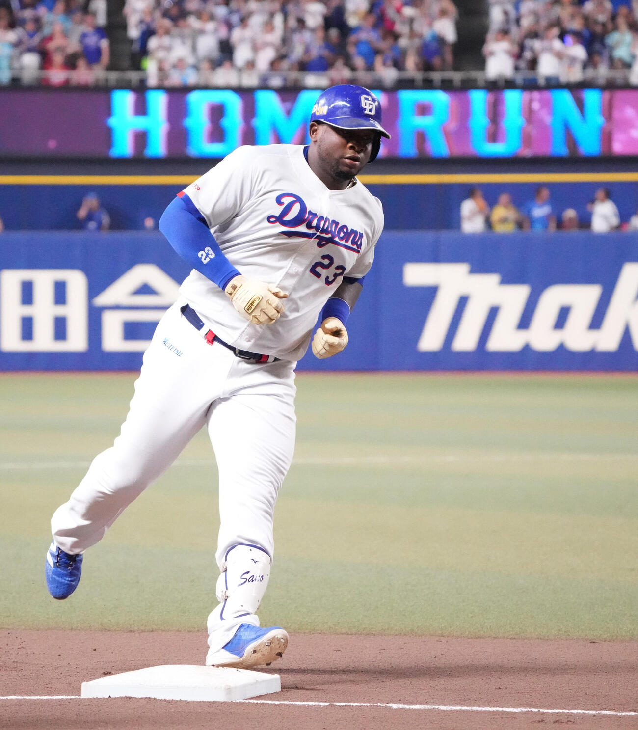 中日対ヤクルト　4回裏中日無死一塁、2点本塁打を放ちダイヤモンドを回るミゲル・サノー（撮影・森本幸一）