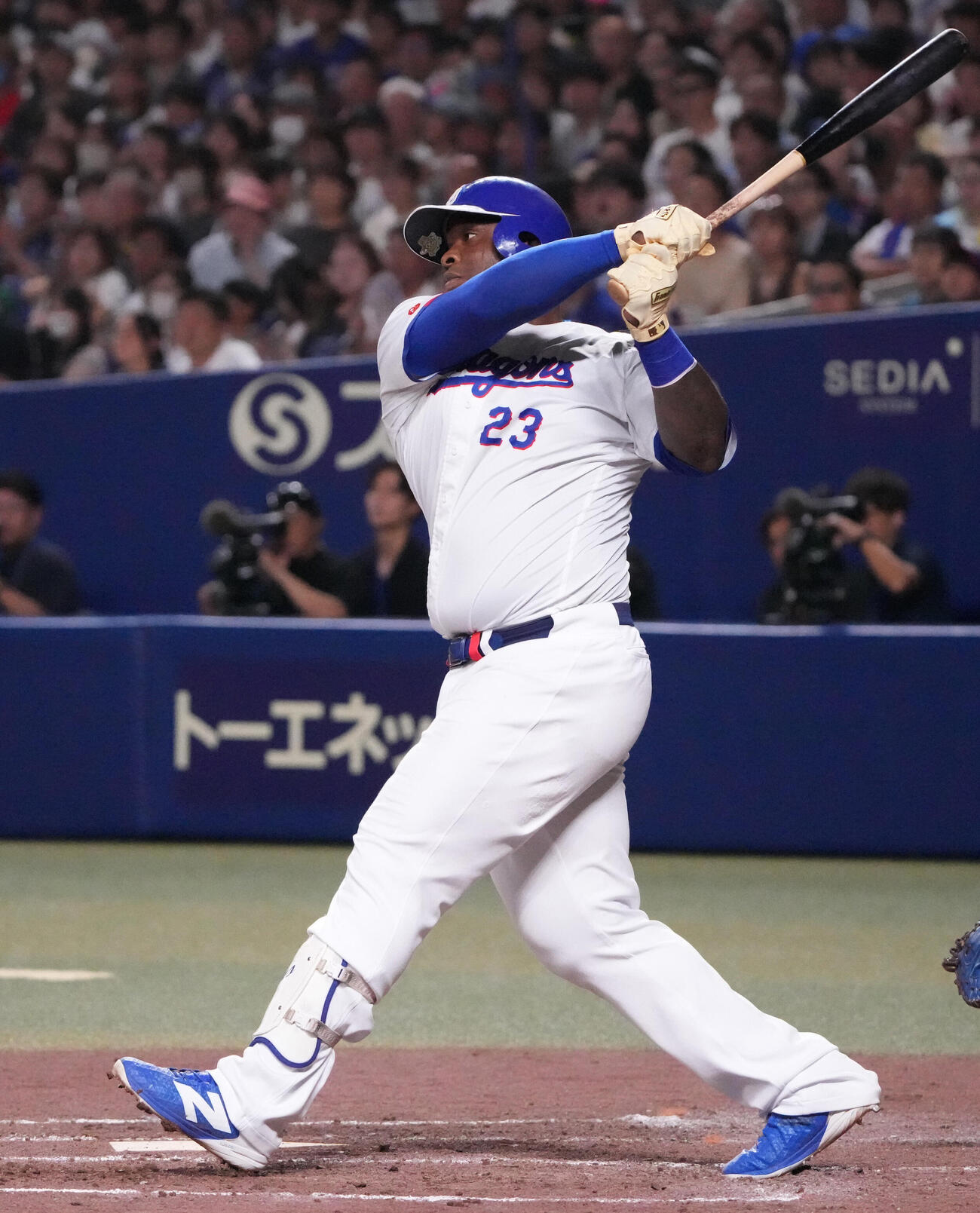 中日対ヤクルト　4回裏中日無死一塁、2点本塁打を放つミゲル・サノー（撮影・森本幸一）