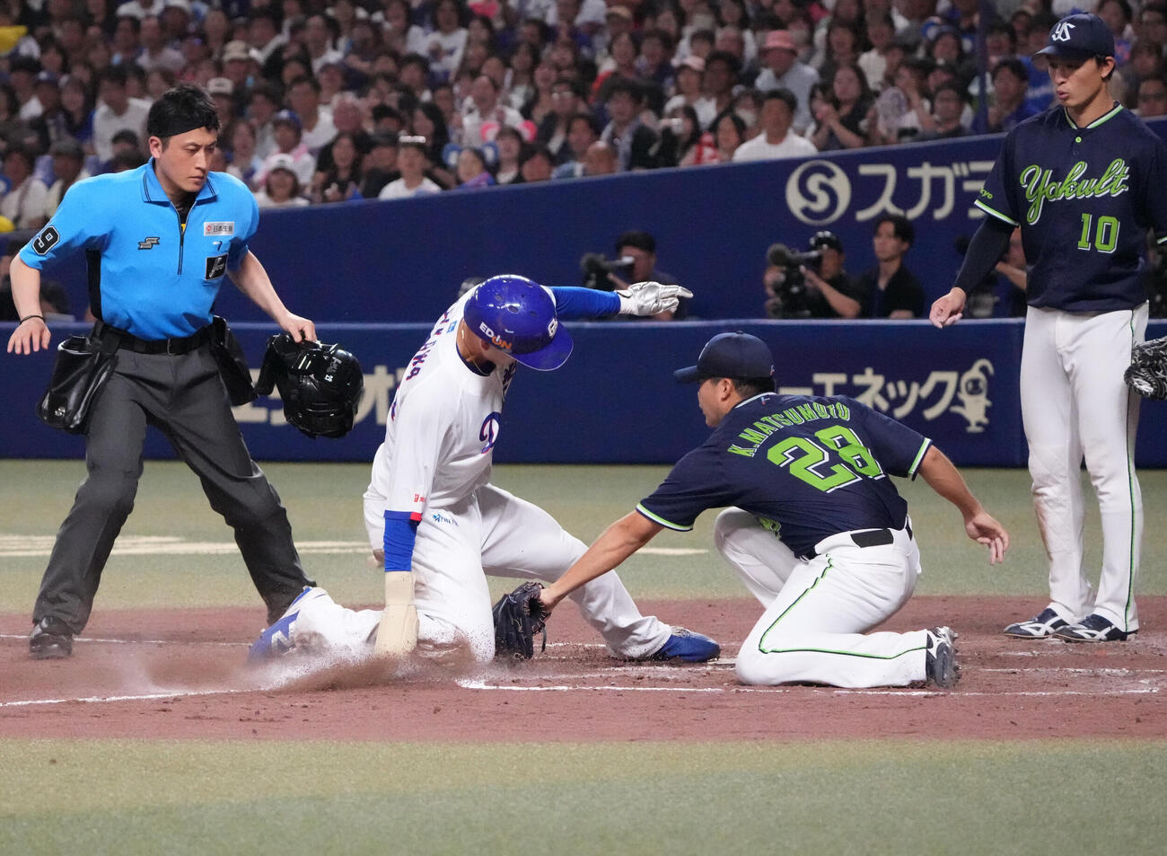 中日対ヤクルト　4回裏中日1死一、三塁、石伊雄太の一ゴロ野選で生還する石川昂弥（左から2人目）ベースカバーは松本健吾（撮影・森本幸一）
