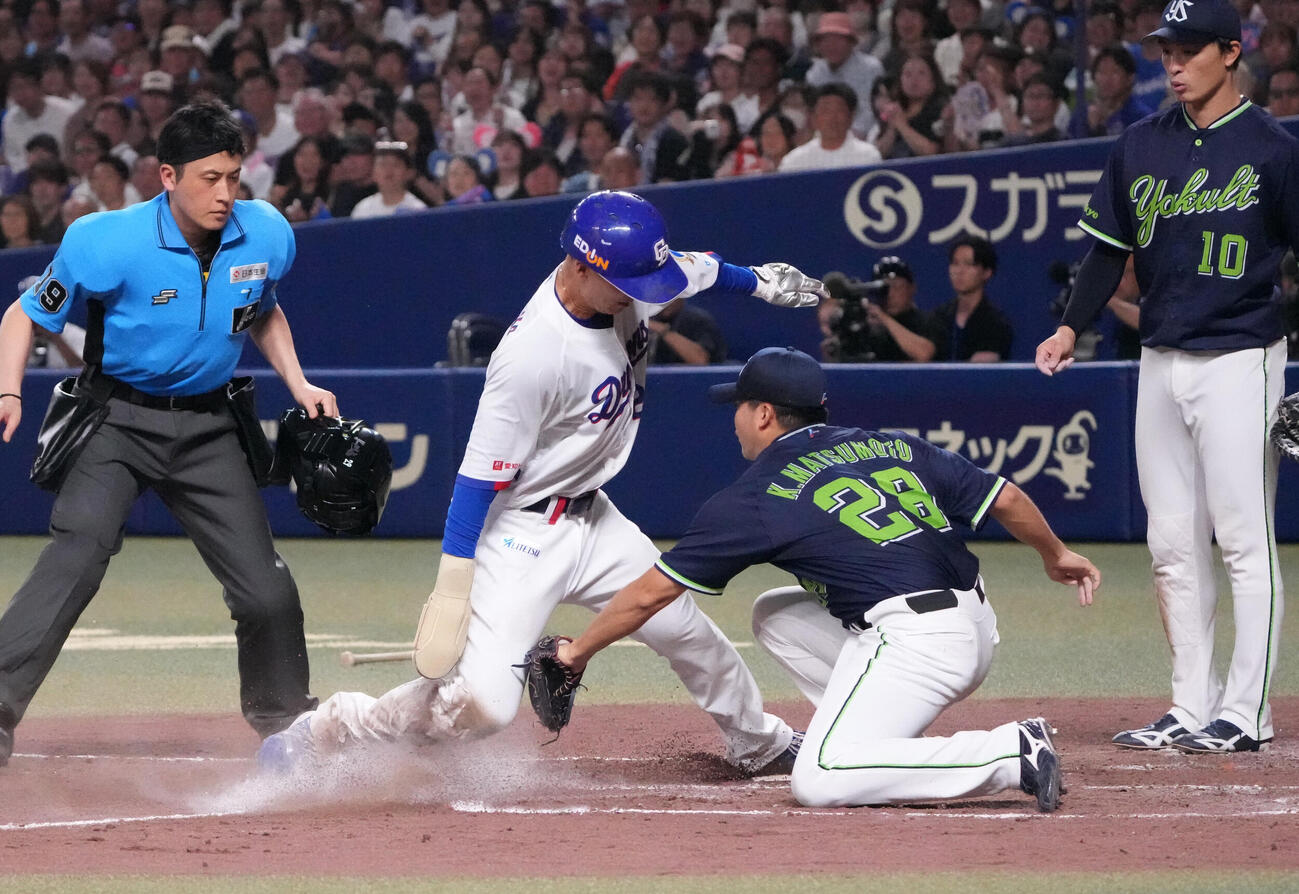 中日対ヤクルト　4回裏中日1死一、三塁、石伊雄太の一ゴロ野選で生還する石川昂弥（左から2人目）ベースカバーは松本健吾（撮影・森本幸一）