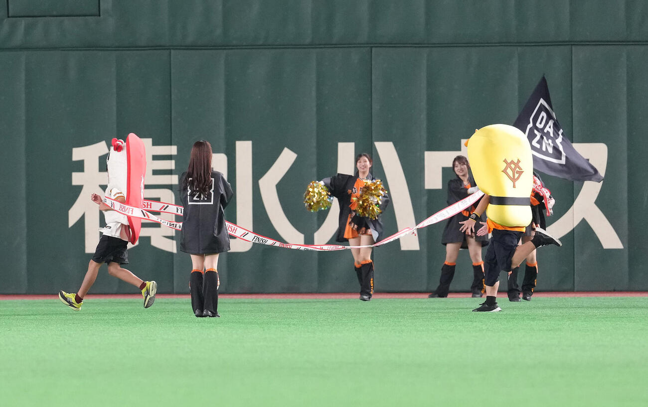 巨人対広島　すしレースはマグロ（左端）が1着（撮影・足立雅史）
