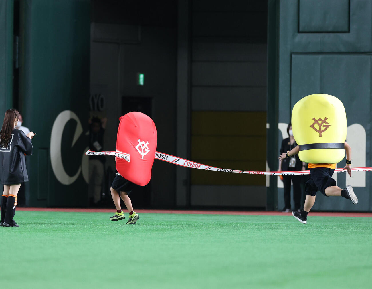 巨人対広島　すしレースはマグロの圧勝（撮影・増田悦実）
