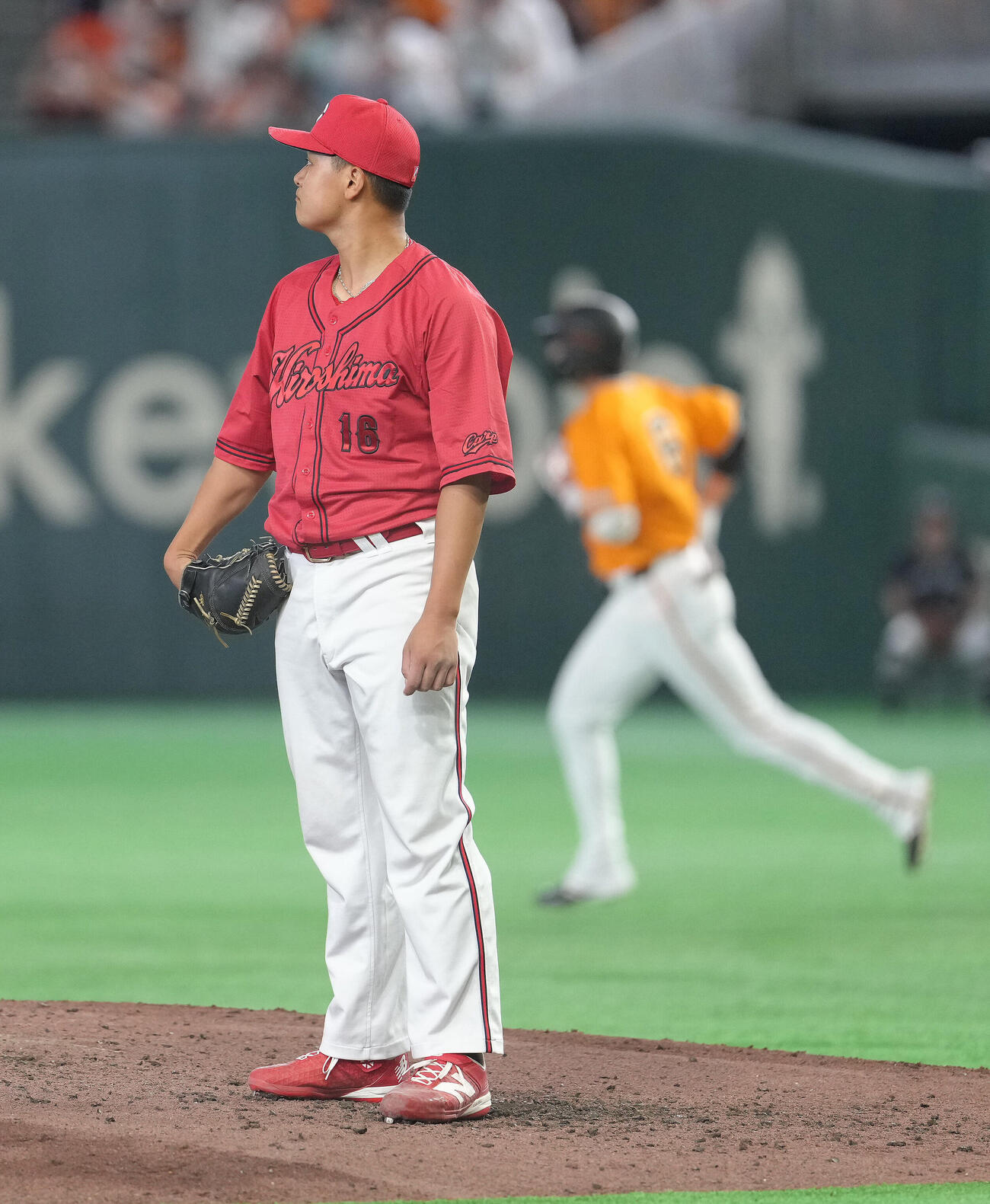 巨人対広島　4回裏巨人無死、坂本勇人（後方）に左越え本塁打を浴びた森翔平（撮影・足立雅史）