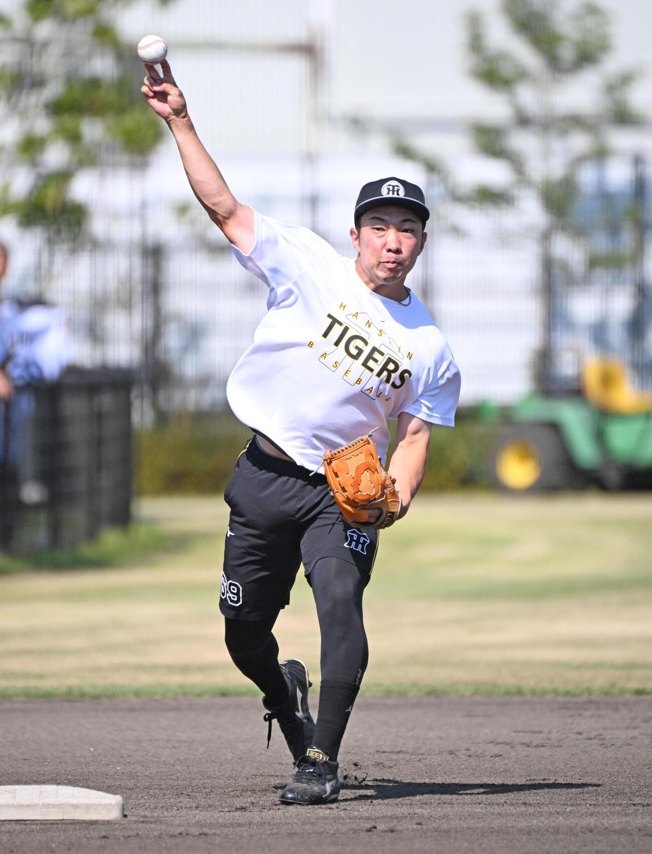 キャッチボールをする阪神石井大智（撮影・石井愛子）