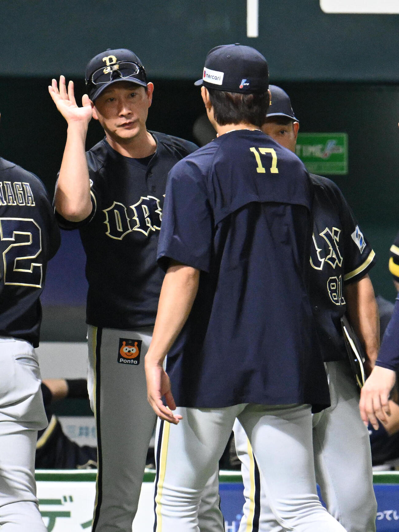 ソフトバンク対オリックス　勝利を収めタッチを交わす曽谷龍平（右）と岸田護監督（撮影・林敢治）