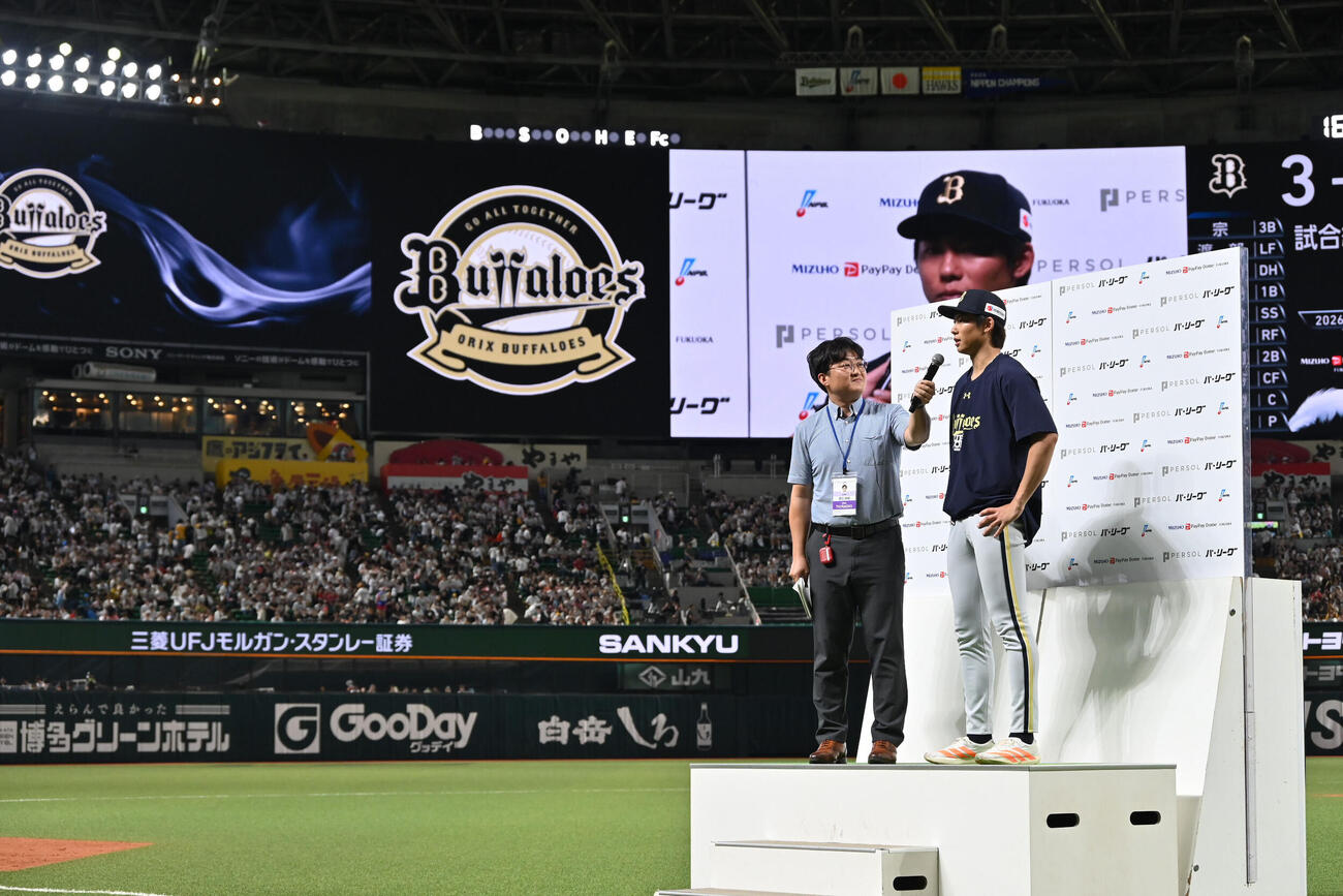 ソフトバンク対オリックス　ヒーローインタビューに応じる曽谷龍平（撮影・林敢治）