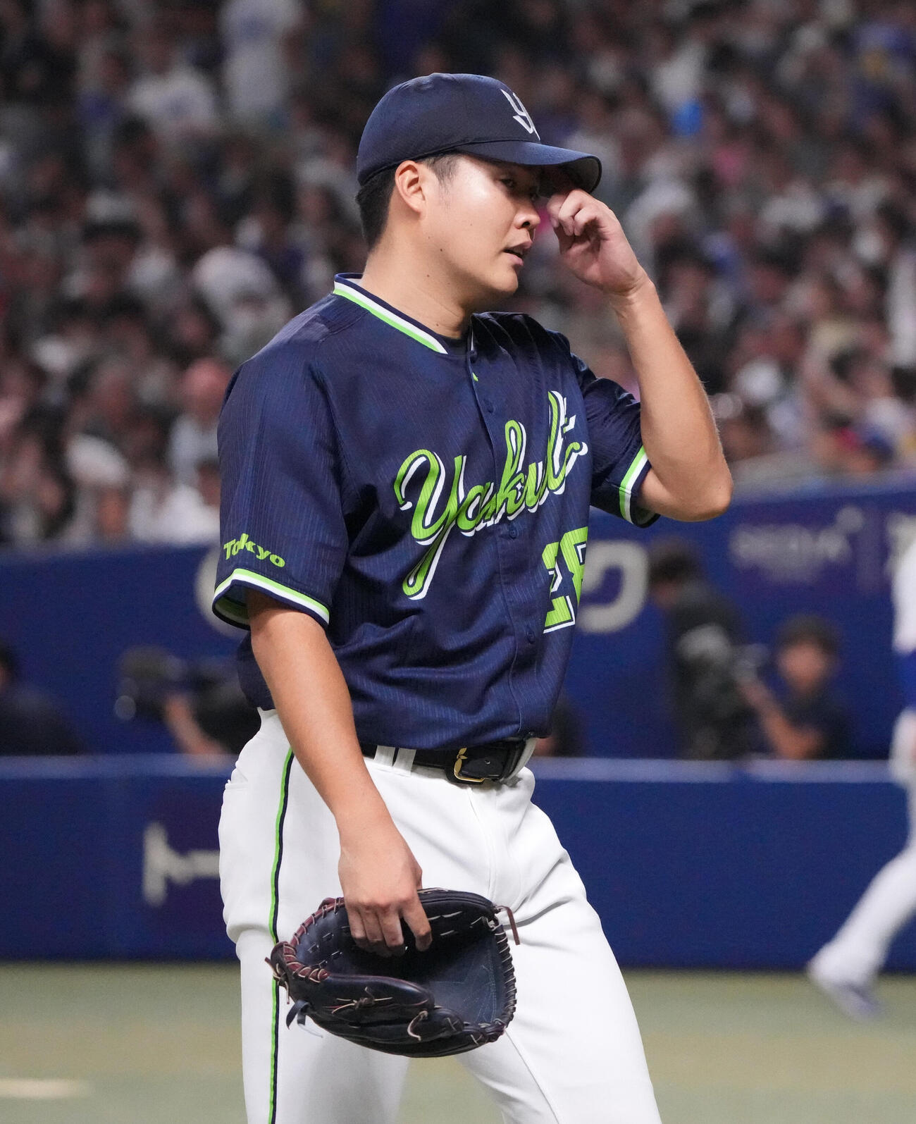 中日対ヤクルト　4回終了、ベンチへ戻るヤクルト先発の松本健吾（撮影・森本幸一）
