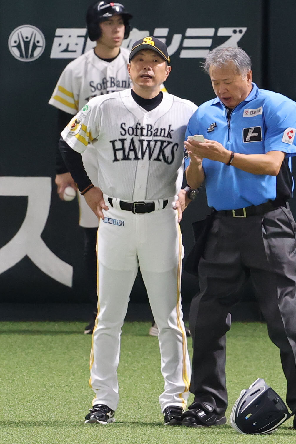 ソフトバンク対オリックス　審判に選手交代を告げるソフトバンク小久保裕紀監督（撮影・梅根麻紀）