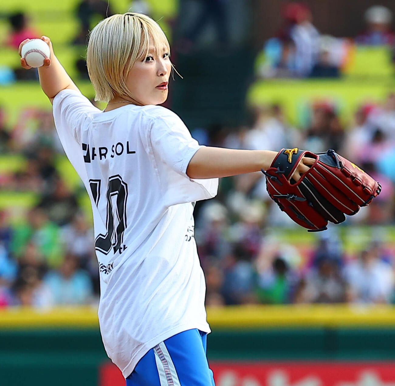 楽天対西武　始球式を行うヤバイTシャツ屋さんのありぼぼ