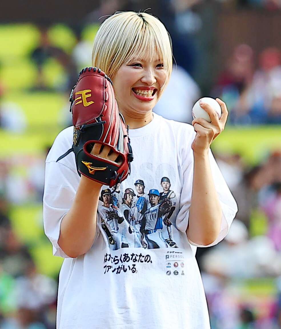 楽天対西武　始球式を行うヤバイTシャツ屋さんのありぼぼ