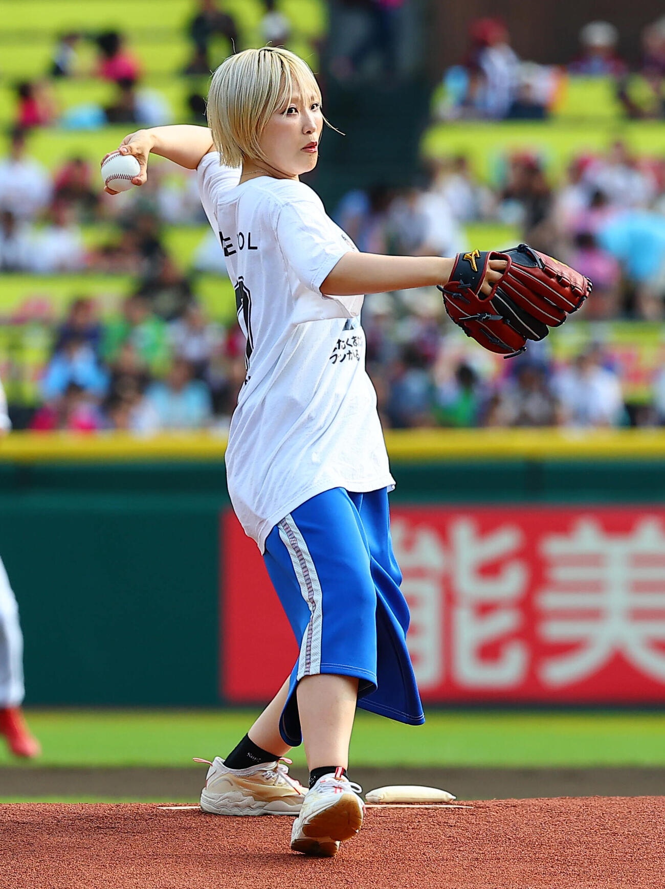楽天対西武　始球式を行うヤバイTシャツ屋さんのありぼぼ