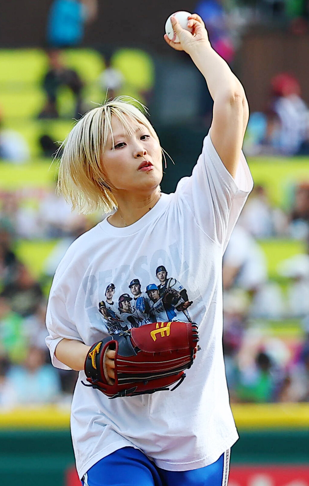 楽天対西武　始球式を行うヤバイTシャツ屋さんのありぼぼ