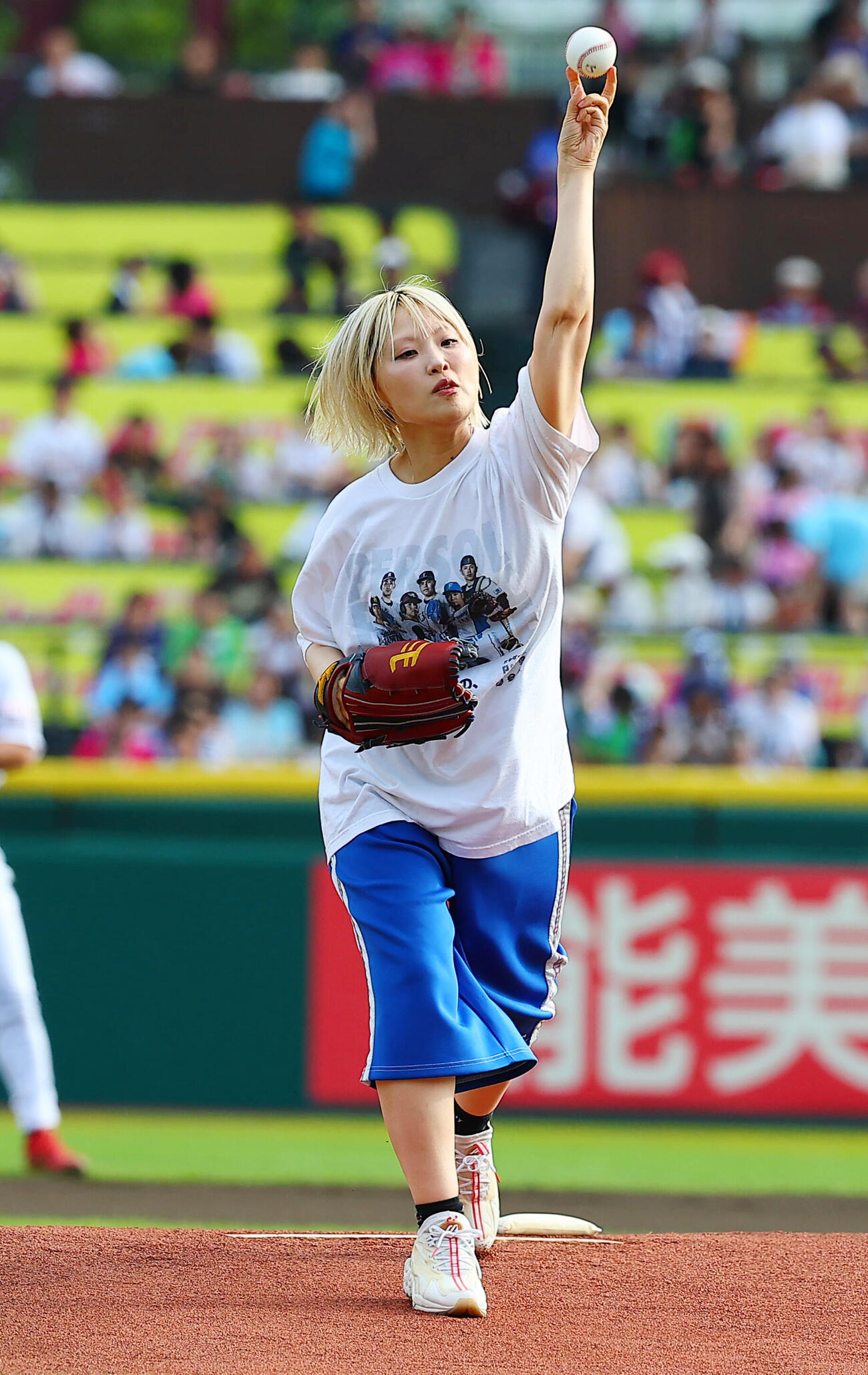 楽天対西武　始球式を行うヤバイTシャツ屋さんのありぼぼ