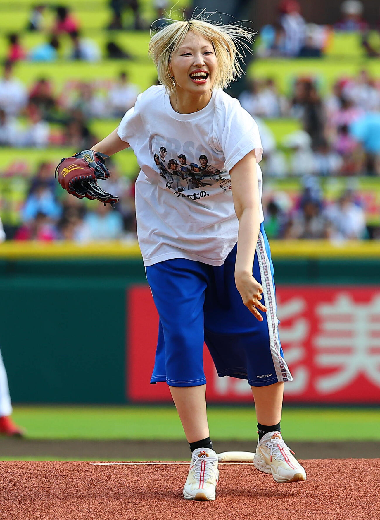 楽天対西武　始球式を行うヤバイTシャツ屋さんのありぼぼ
