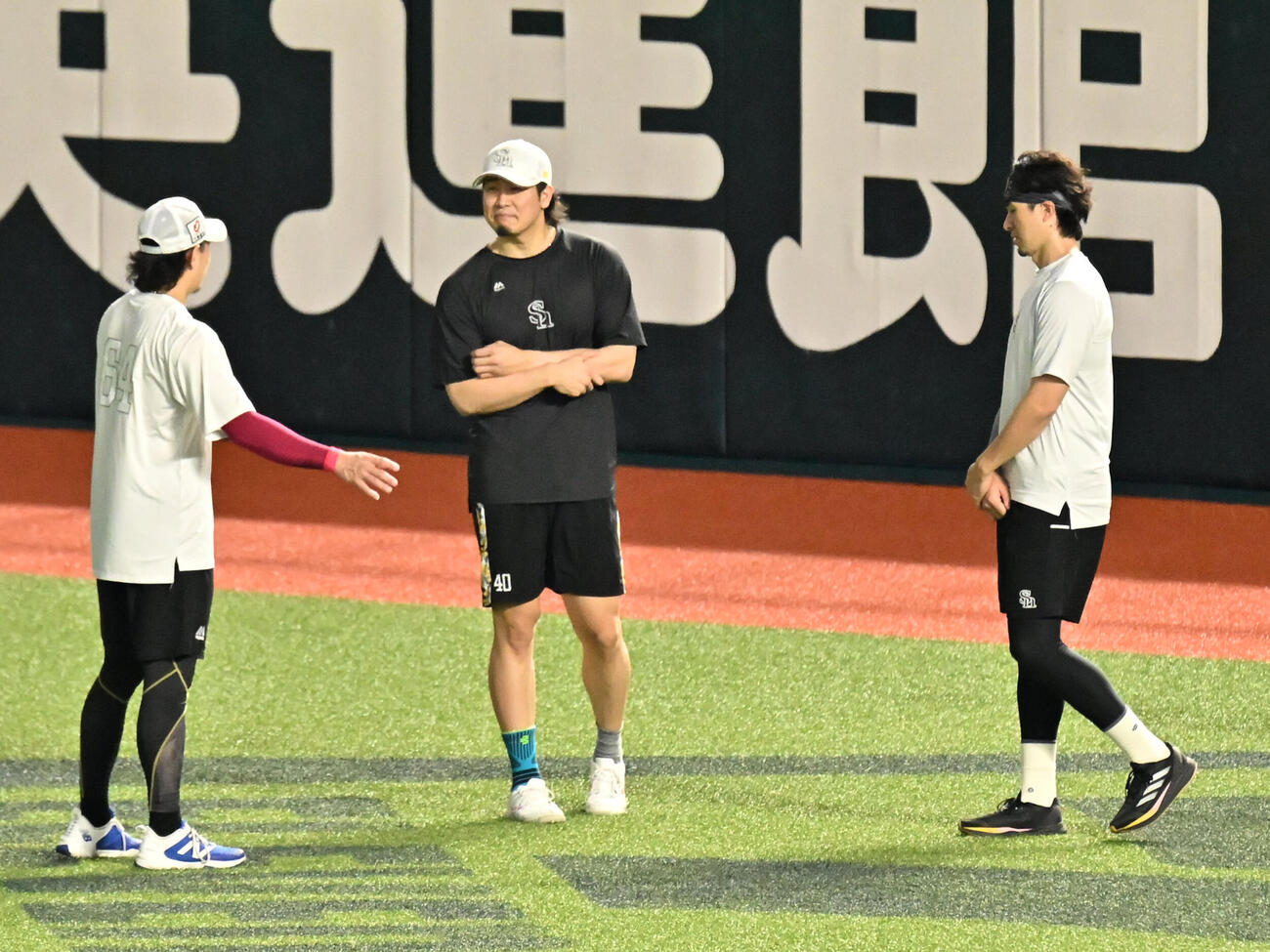 ソフトバンク対オリックス　試合前、調整を行うソフトバンク杉山一樹（中央）（撮影・林敢治）