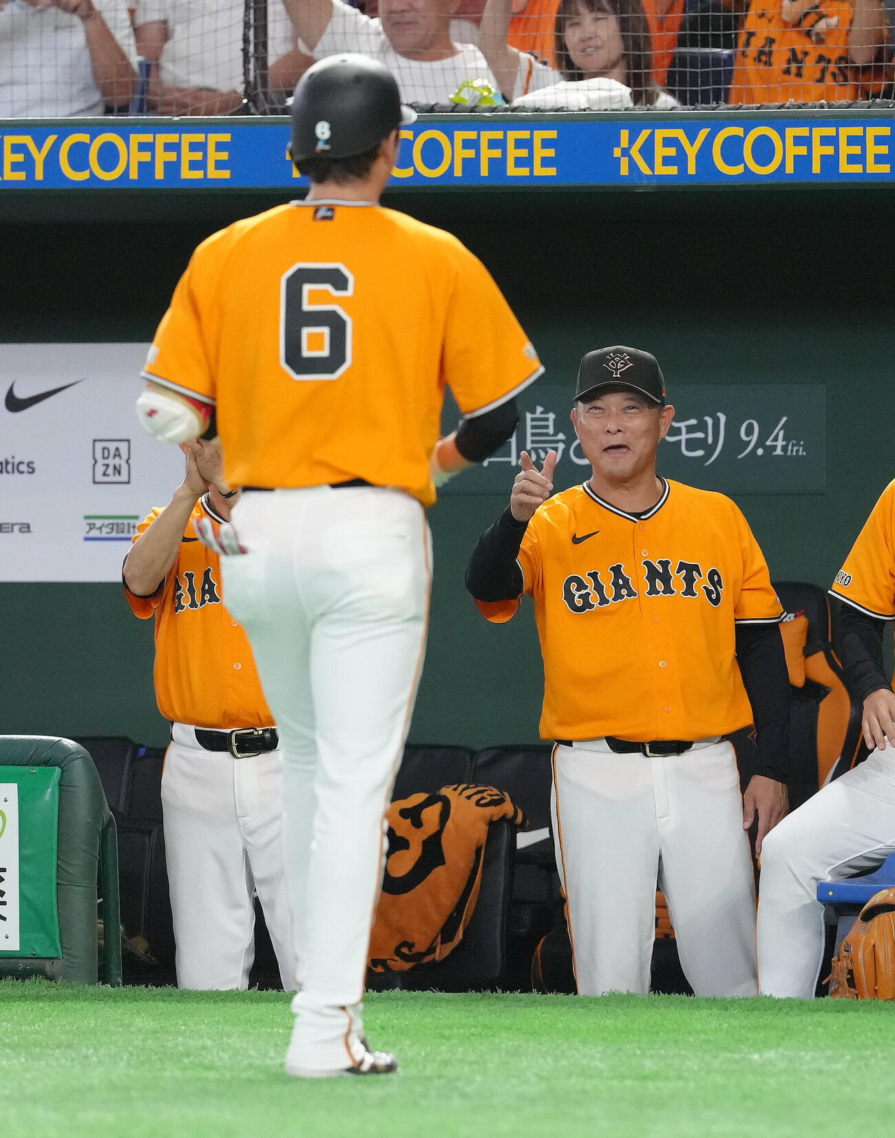 巨人対広島　4回裏巨人無死、左越え本塁打を放った坂本勇人（左）を笑顔で迎える橋上秀樹監督代行（撮影・足立雅史）