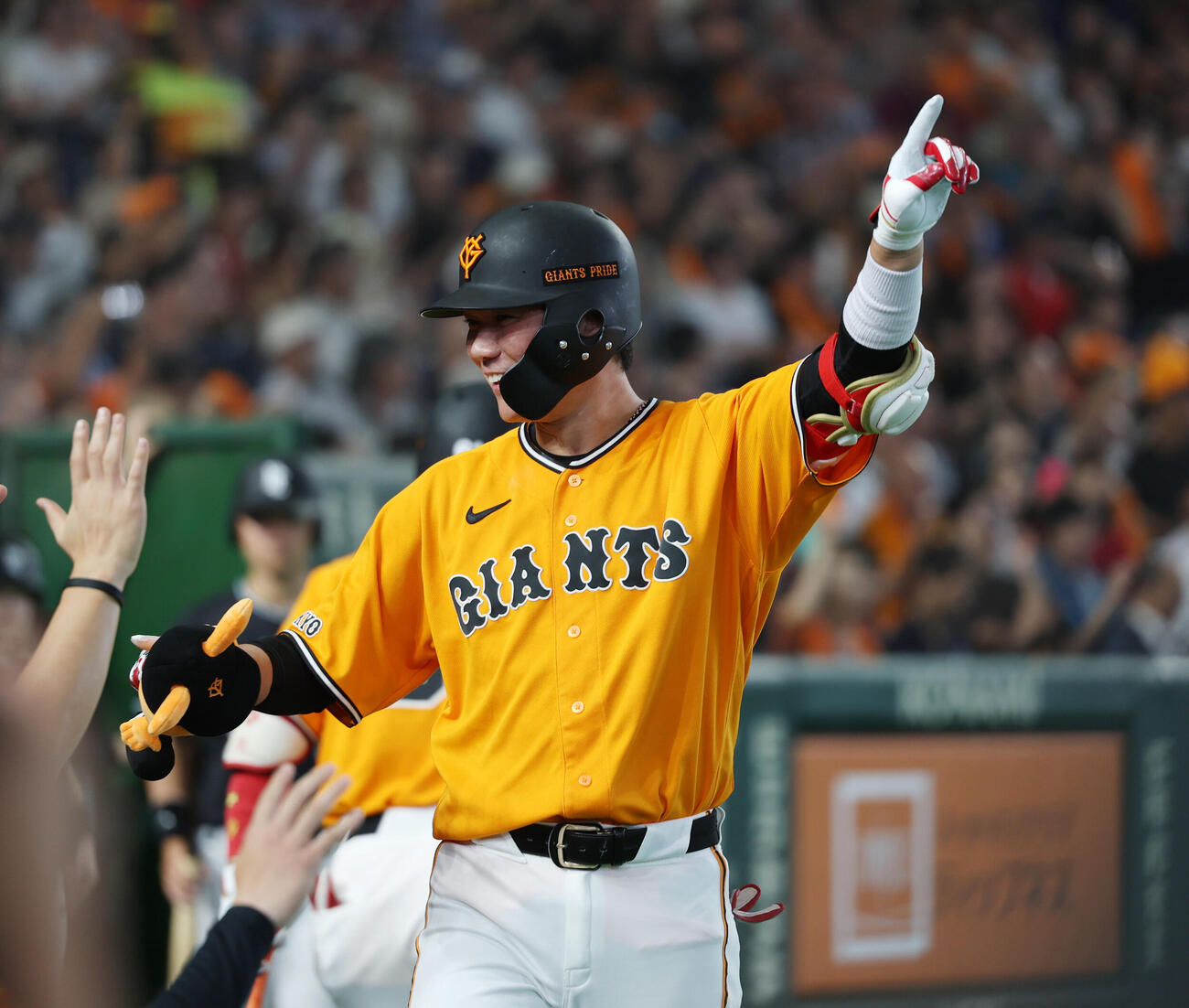 巨人対広島　4回裏巨人無死、本塁打を放ちナインとキャベッジのポーズをする坂本勇人（撮影・増田悦実）