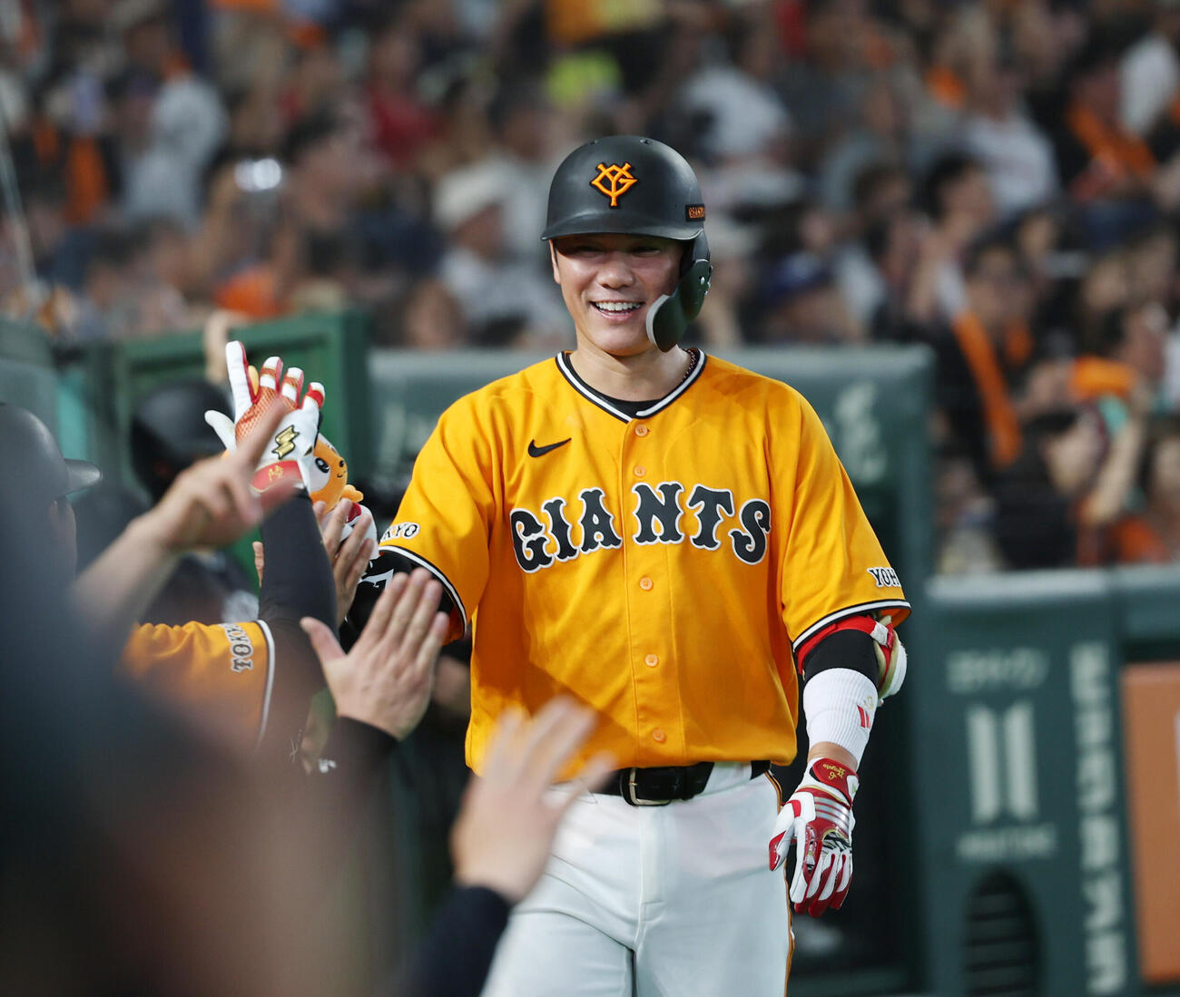 巨人対広島　4回裏巨人無死、本塁打を放ちナインとタッチを交わす坂本勇人（撮影・増田悦実）