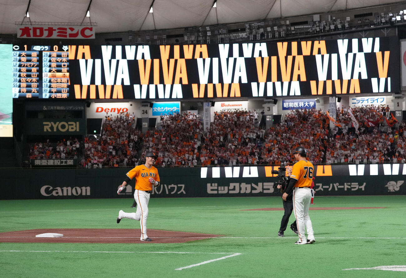 巨人対広島　4回裏巨人無死、坂本勇人（左）は左越え本塁打を放ちダイヤモンドを1周する（撮影・足立雅史）