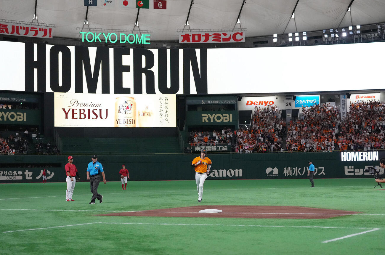 巨人対広島　4回裏巨人無死、坂本勇人は左越え本塁打を放ちダイヤモンドを1周する（撮影・足立雅史）