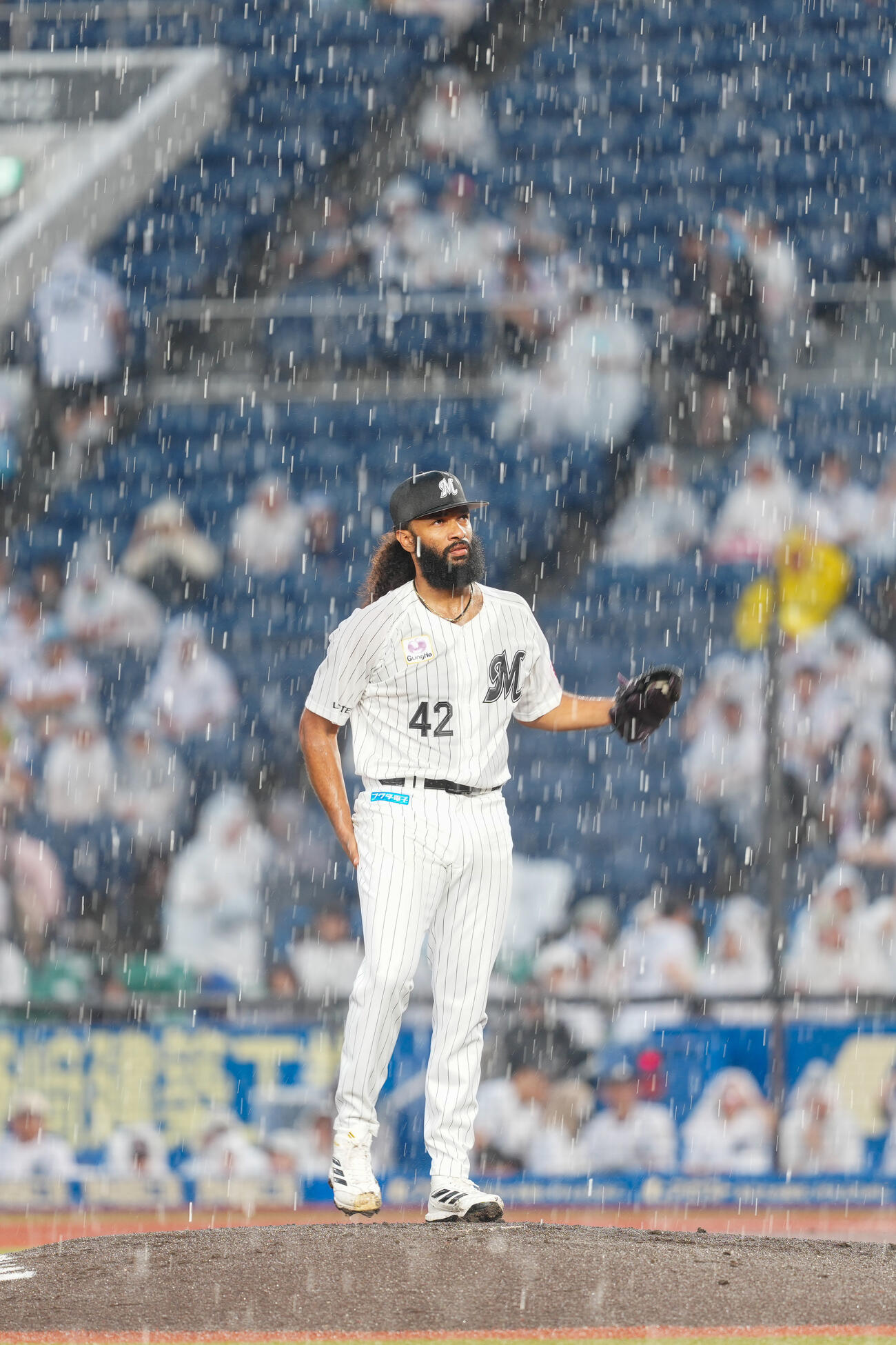 ロッテ対日本ハム　1回表、降雨の中、マウンドに立つロッテ先発のアンドレ・ジャクソン（撮影・江口和貴）
