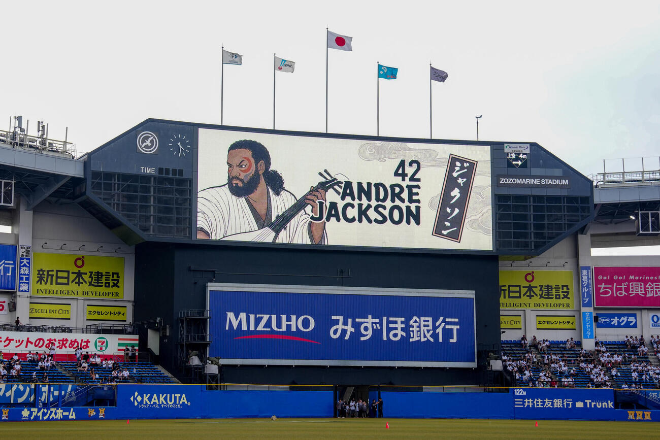 ロッテ対日本ハム　試合前、ビジョンで紹介されるロッテのアンドレ・ジャクソン（撮影・江口和貴）