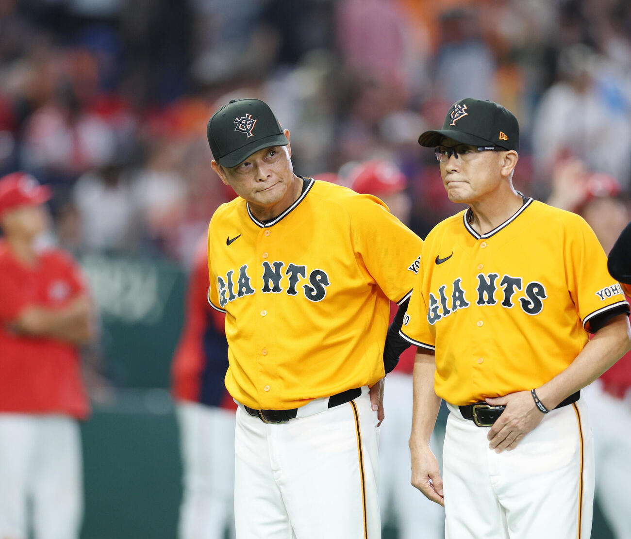 巨人対広島　試合終了後、広島に敗れあいさつに出る橋上秀樹監督代行（撮影・増田悦実）