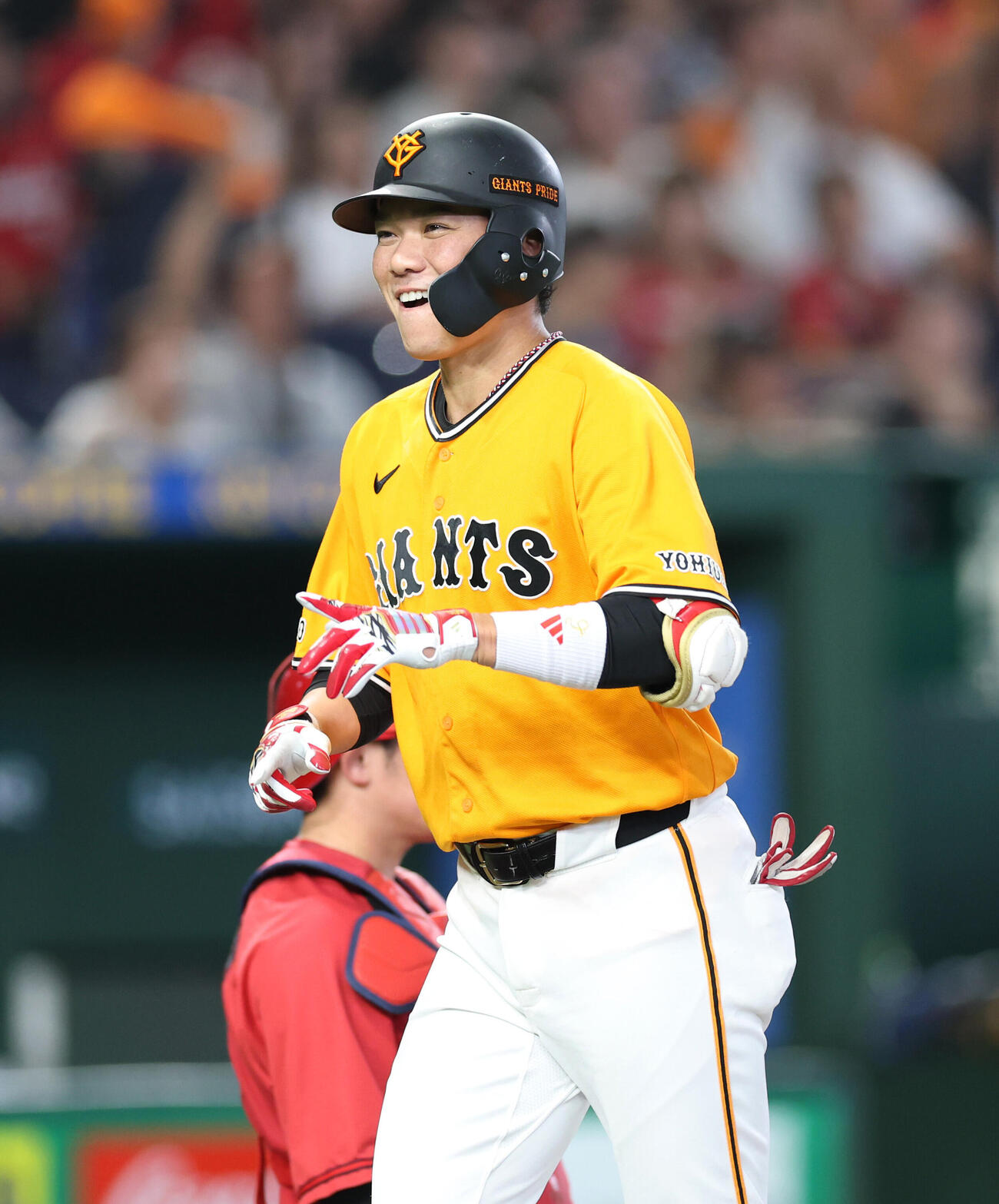巨人対広島　4回裏巨人無死、本塁打を放ち笑顔で生還した坂本勇人（撮影・増田悦実）