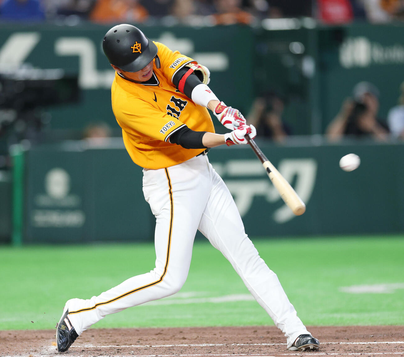 巨人対広島　4回裏巨人無死、本塁打を放つ坂本勇人（撮影・増田悦実）