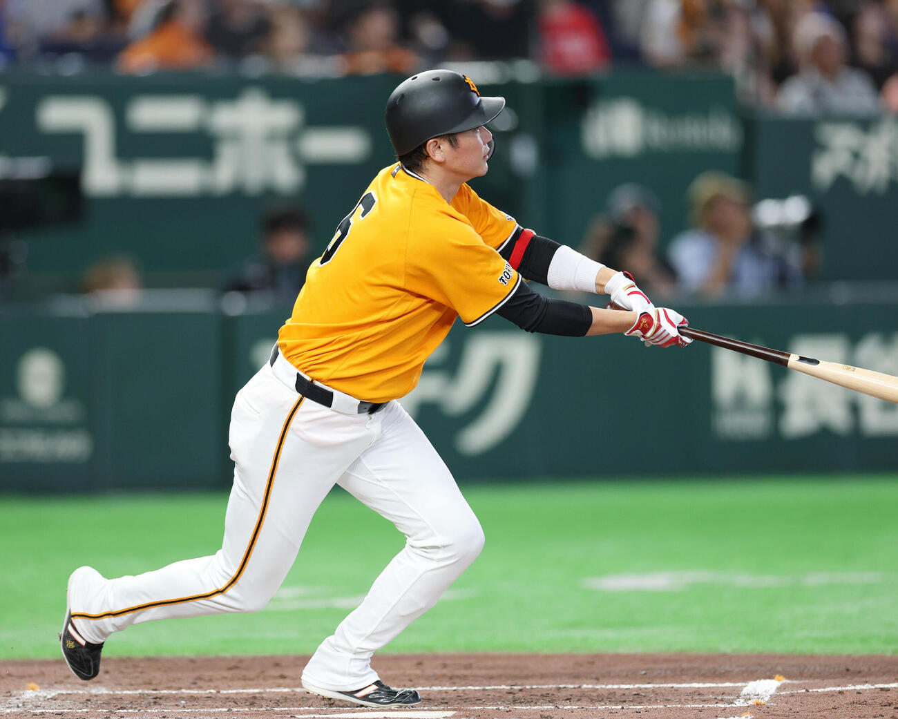 巨人対広島　4回裏巨人無死、本塁打を放つ坂本勇人（撮影・増田悦実）
