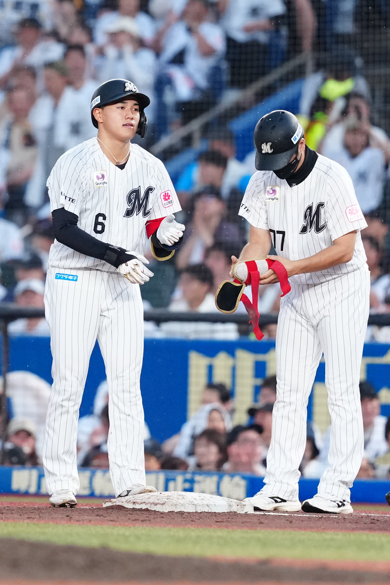 ロッテ対日本ハム　3回裏ロッテ1死二塁、適時打を放った西川史礁（左）（撮影・江口和貴）