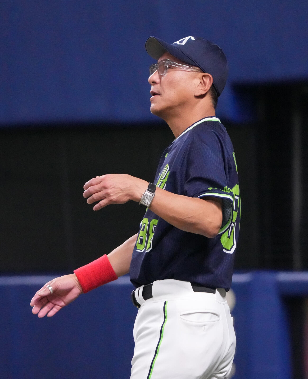 中日対ヤクルト　8回表終了、選手交代を告げる池山隆寛監督（撮影・森本幸一）