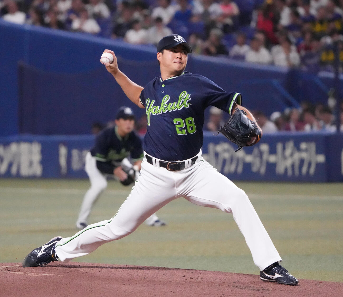 中日対ヤクルト　1回裏、登板するヤクルト先発の松本健吾（撮影・森本幸一）