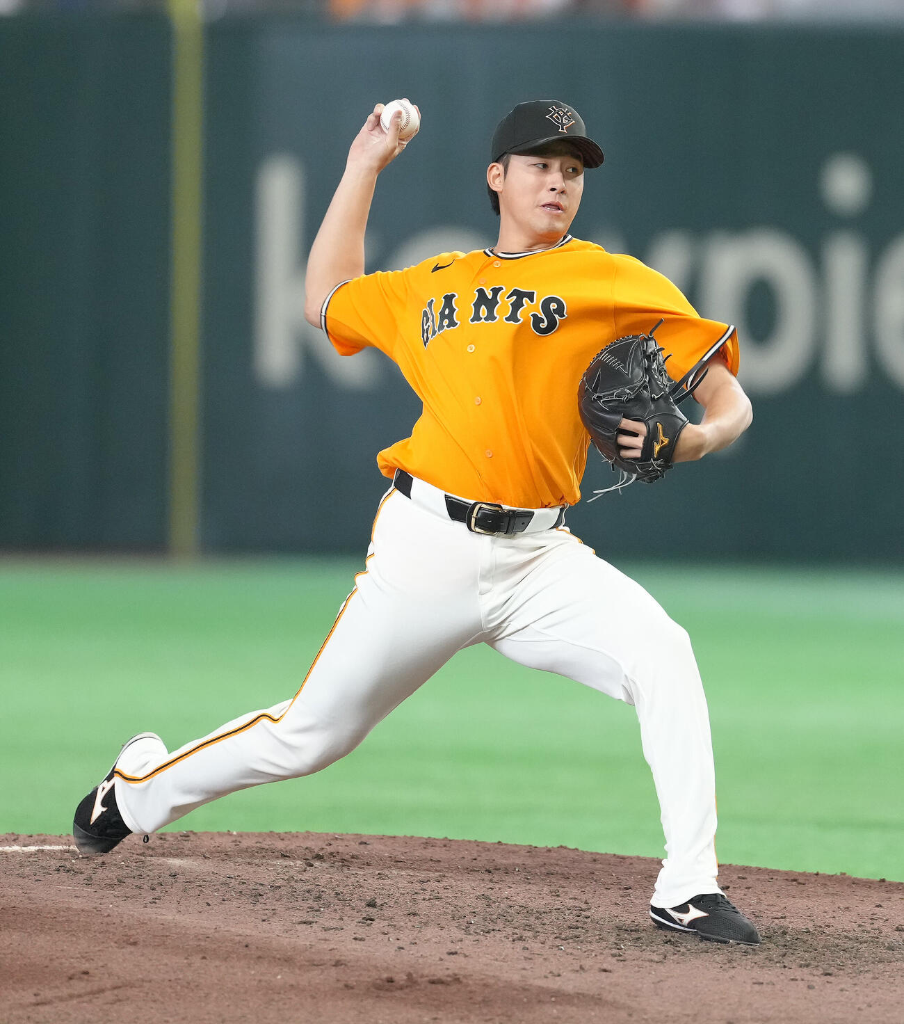 巨人対広島　8回から登板した巨人堀田賢慎（撮影・足立雅史）