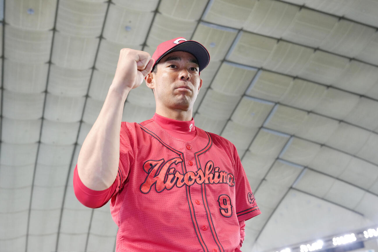 巨人対広島　試合後、ガッツポーズする広島秋山翔吾（撮影・足立雅史）