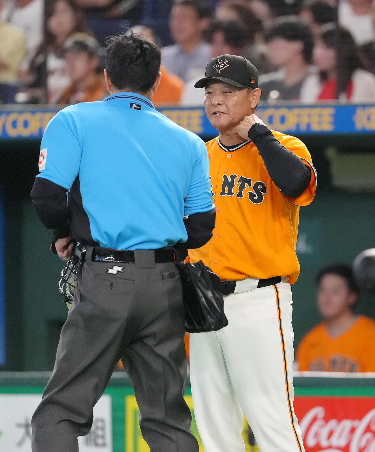 巨人対広島　選手交代を告げる巨人橋上秀樹監督代行（撮影・足立雅史）