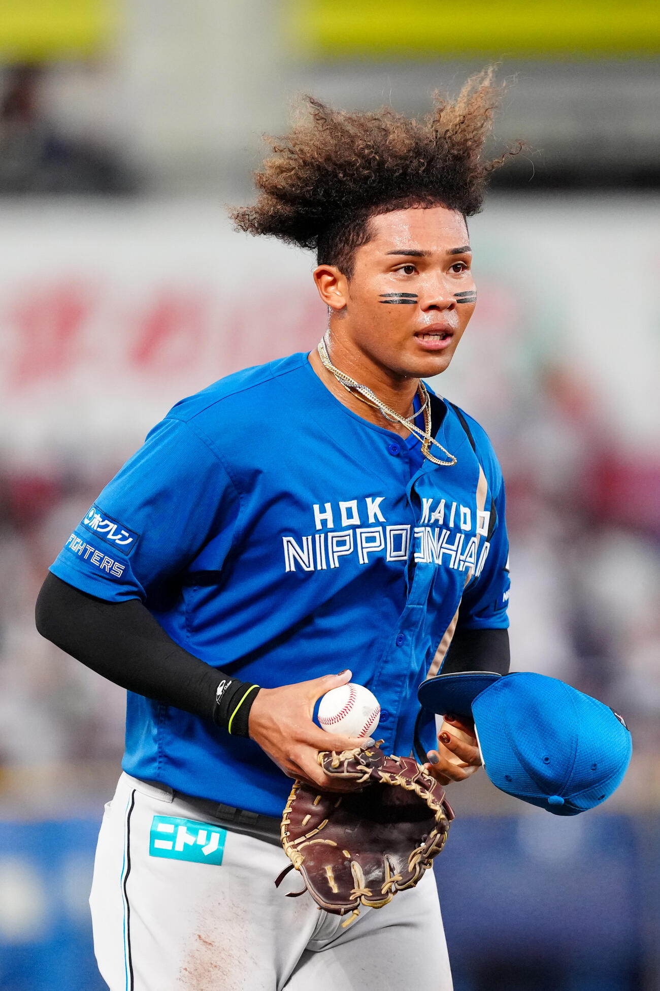 ロッテ対日本ハム　4回裏ロッテ2死二塁、左飛となった上田希由翔の打球を捕球した水谷瞬（撮影・江口和貴）