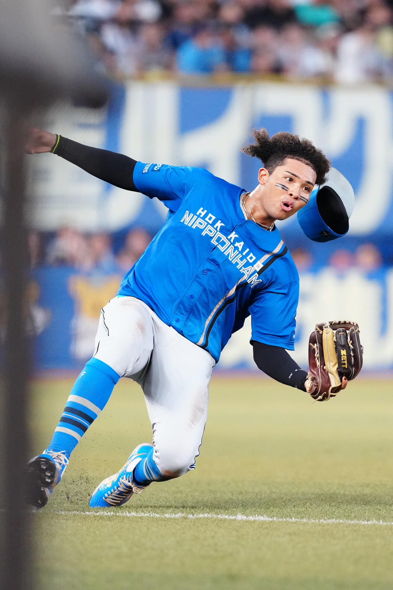 ロッテ対日本ハム　4回裏ロッテ2死二塁、左飛となった上田希由翔の打球を捕球した水谷瞬（撮影・江口和貴）