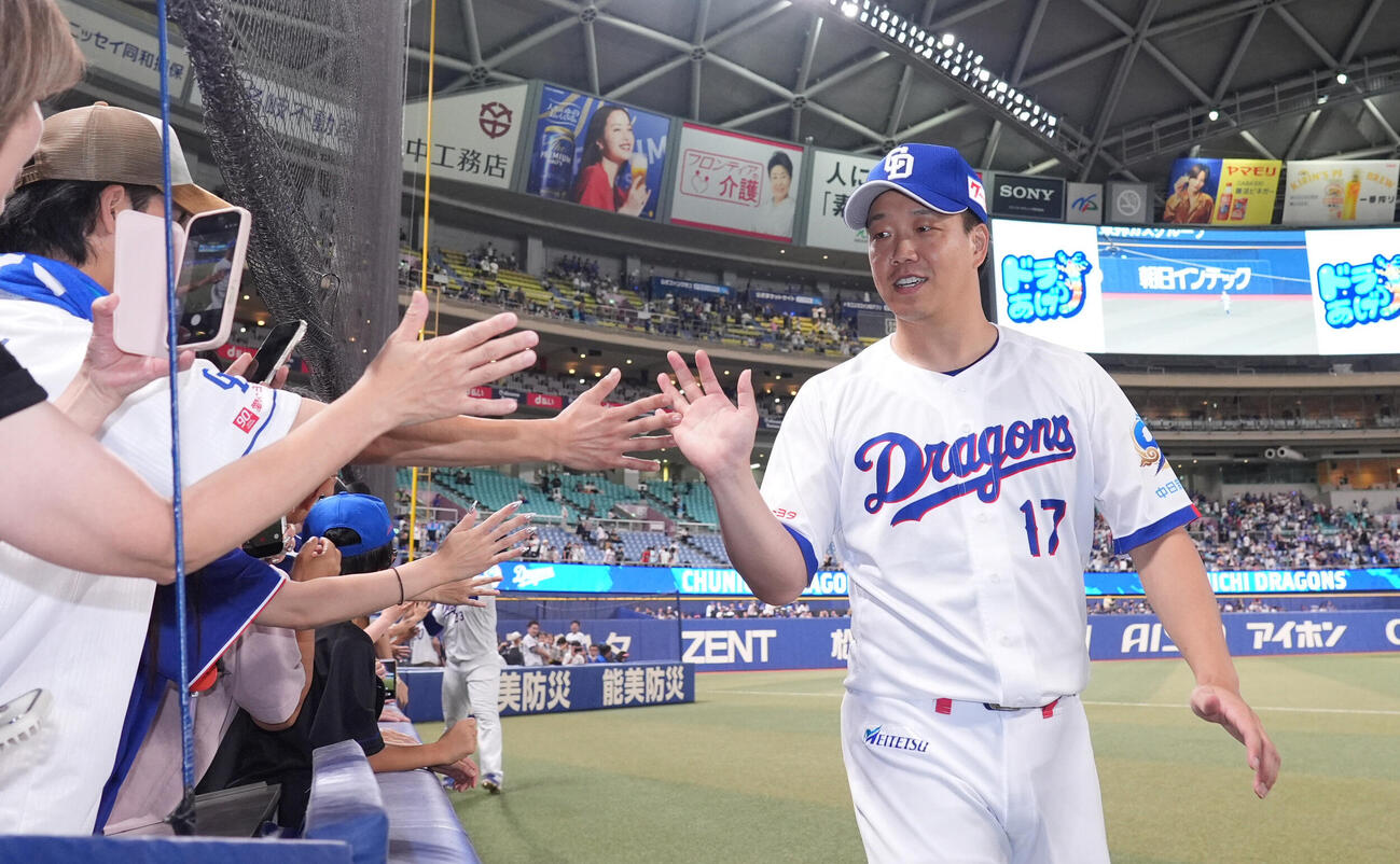 中日対ヤクルト　ヒーローインタビューを終えファンとタッチを交わす柳裕也（撮影・森本幸一）