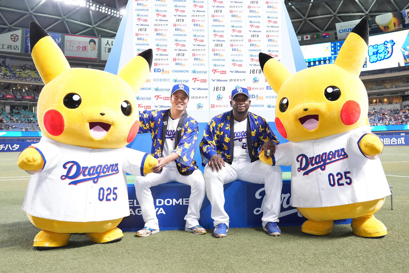 中日対ヤクルト　ヒーローインタビューを終えポーズを決める左からピカチュウ、柳裕也、ミゲル・サノー（撮影・森本幸一）