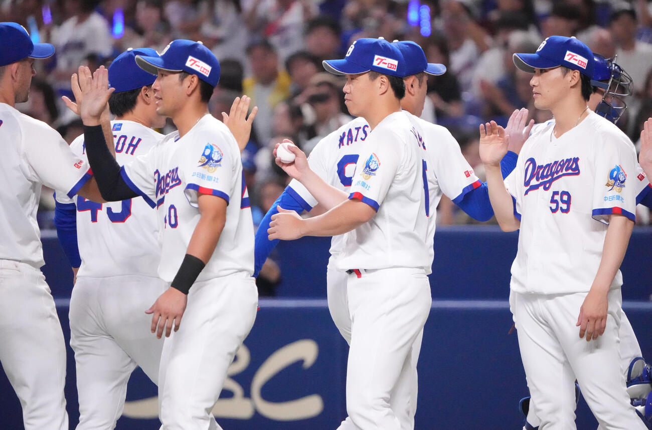 中日対ヤクルト　試合終了、柳裕也（右から4人目）は勝利球を手にナインを迎える（撮影・森本幸一）