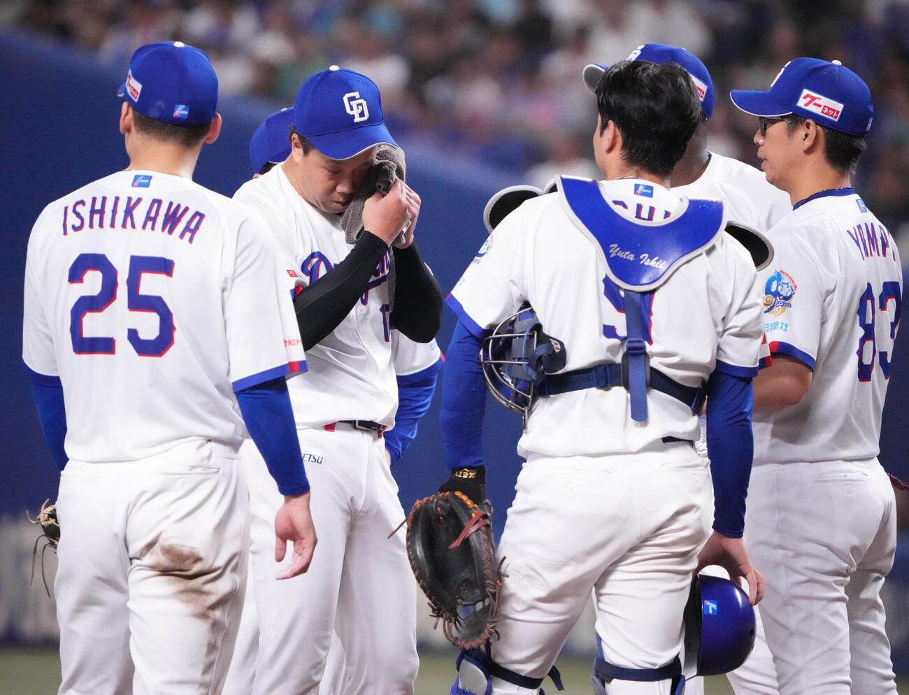 中日対ヤクルト　5回表ヤクルト1死一、三塁、マウンドの柳裕也（左から2人目）のもとに集まる中日ナイン（撮影・森本幸一）