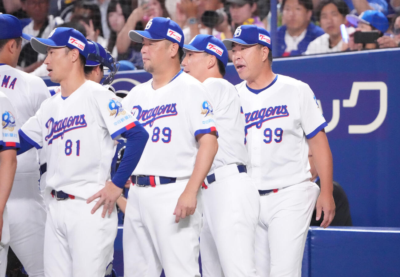中日対ヤクルト　試合終了、井上一樹監督（右）はナインを迎える（撮影・森本幸一）